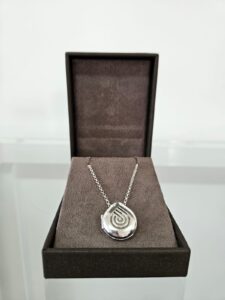 Leve a Aromaterapia com você: O guia para usar seu Colar Difusor Pessoal ao longo do dia